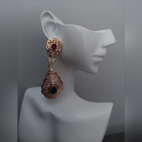 Timeless Elegance: Chic Classic Gold Color Drop Earrings - Picture 4 of 16